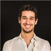 Laureato in sassofono con esperienza in ambito concertistico e didattico per lezioni di strumento e teoria e solfeggio